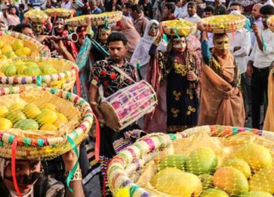 تصاویر ، جشن انبه با ساز و پایکوبی ، پوشش رنگارنگ مینابی ها در جشن شکرگزاری انبه