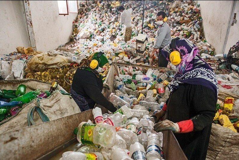 خبرنگاران جستجوی زنانه برای یک لقمه نان در کوه های زباله