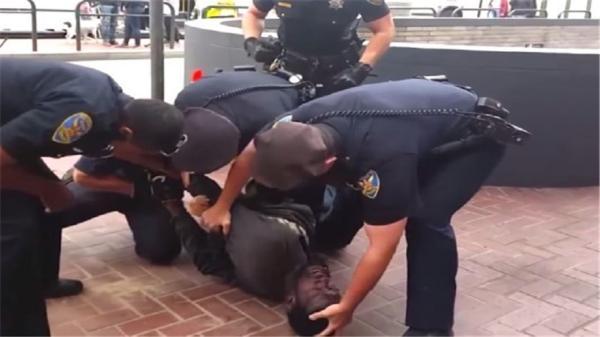 به رگبار بستن یک نوجوان به وسیله پلیس آمریکا
