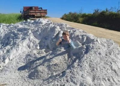 مرگ غم انگیز یک کودک لحظاتی پس از بازی در پودر سنگ آهک